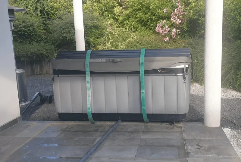 Spa sanglé sous l'auvent de la terrasse, prêt à être soulevé, à Montferrier-sur-Lez