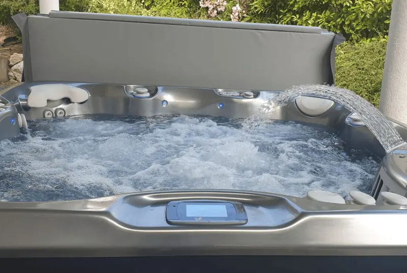 Jets en marche et écran de commande d'un spa Caldera Tahitian, à Montferrier-sur-Lez