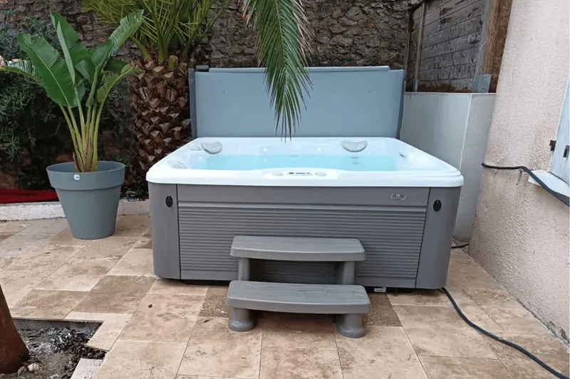 Spa Caldera Capitolo vu de face sur sa terrasse, marchepied à deux marches devant
