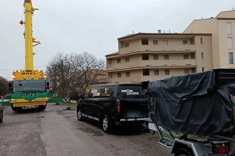 Grue des Transports Brel, fourgon et remorque bâchée de Sommum Wellness garés dans une rue de Sète