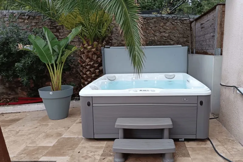 Spa Caldera Capitolo installé sur une terrasse dallée de Sète, à côté d'un palmier