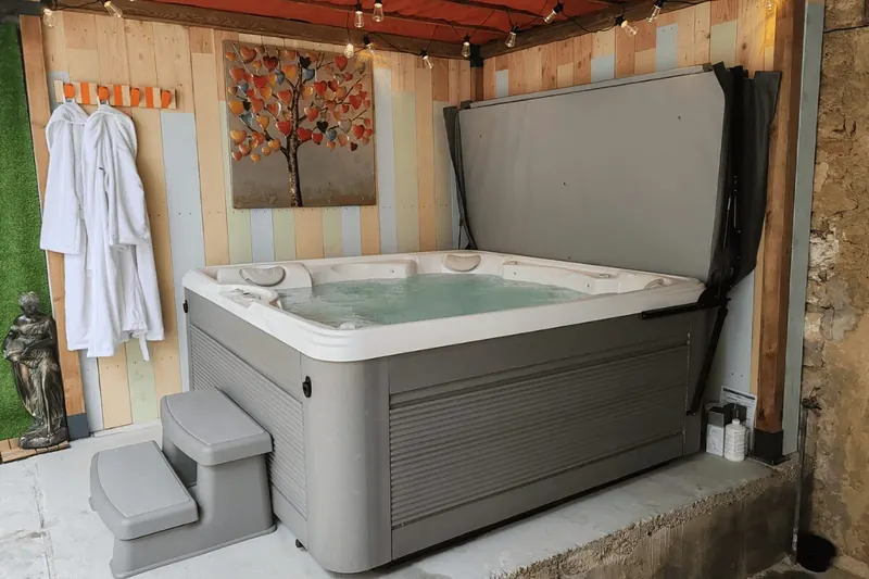 Spa Caldera Marino six places installé dans la cour intérieure d'une maison vigneronne de Saussan