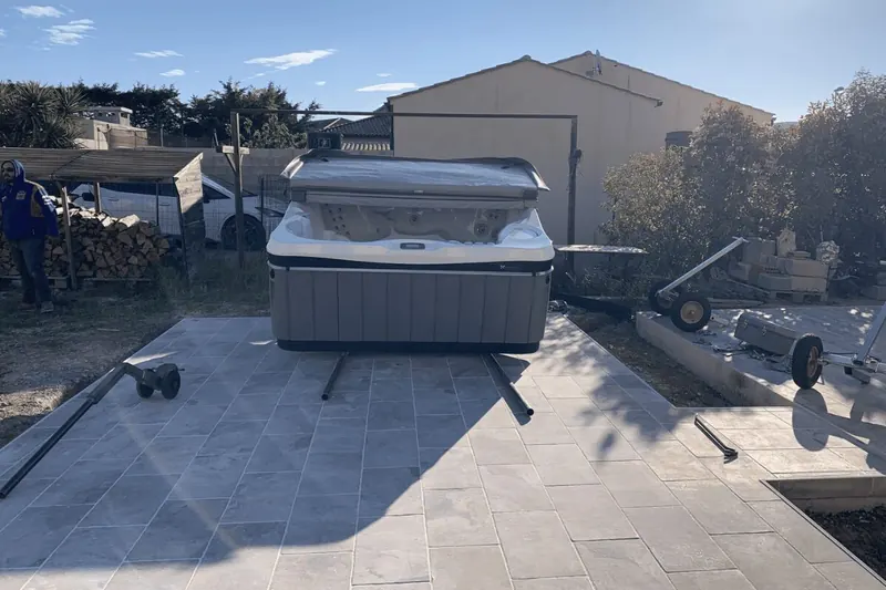 Spa Caldera posé à plat sur la terrasse, couverture fermée