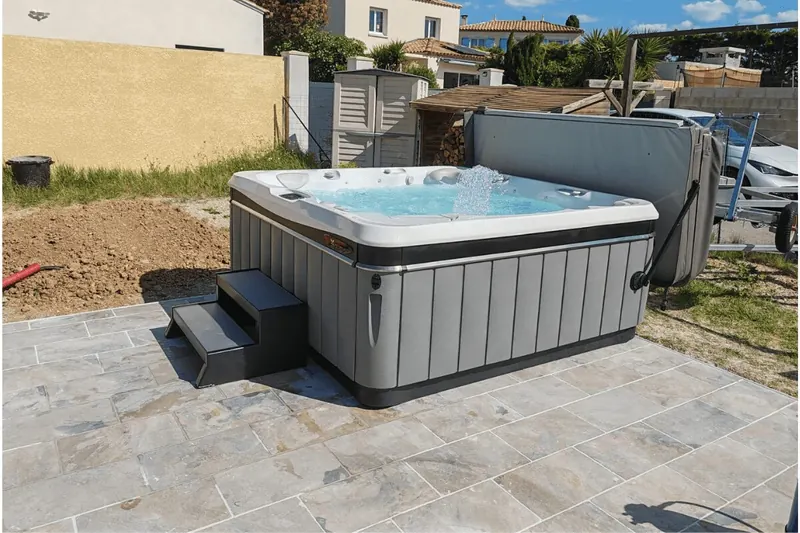 Spa Caldera en cours de mise en eau sur la terrasse carrelée