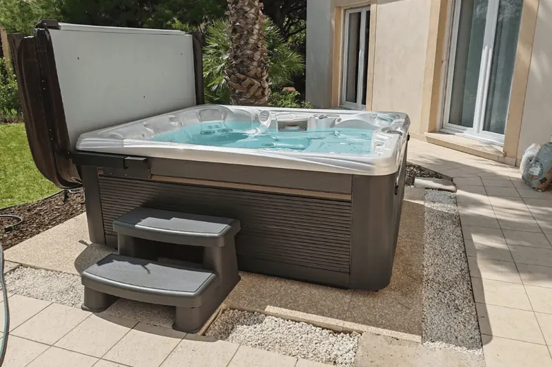 Spa Caldera Martinique devant la maison, marchepied à deux marches, à Pomérols