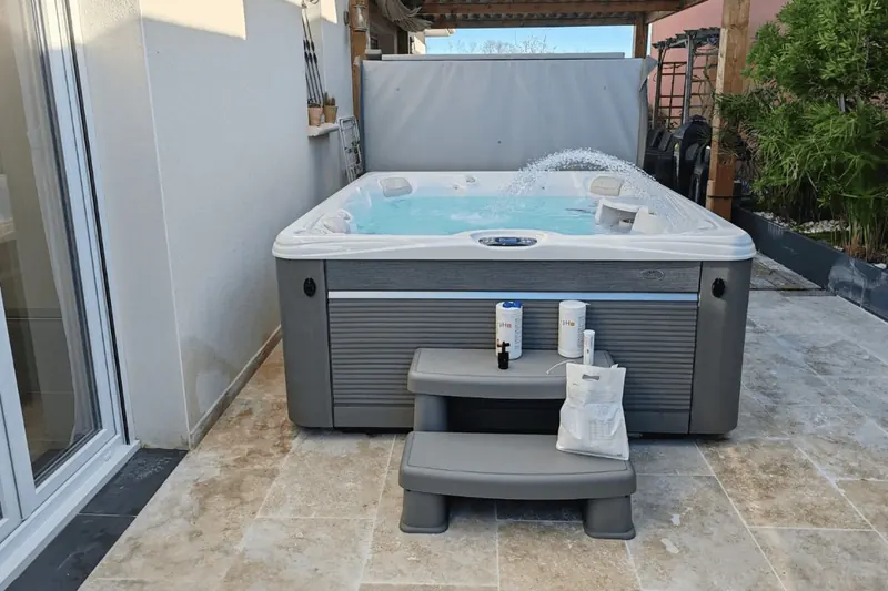 Spa Caldera Martinique cinq places sur une terrasse dallée à Pinet, devant la baie vitrée