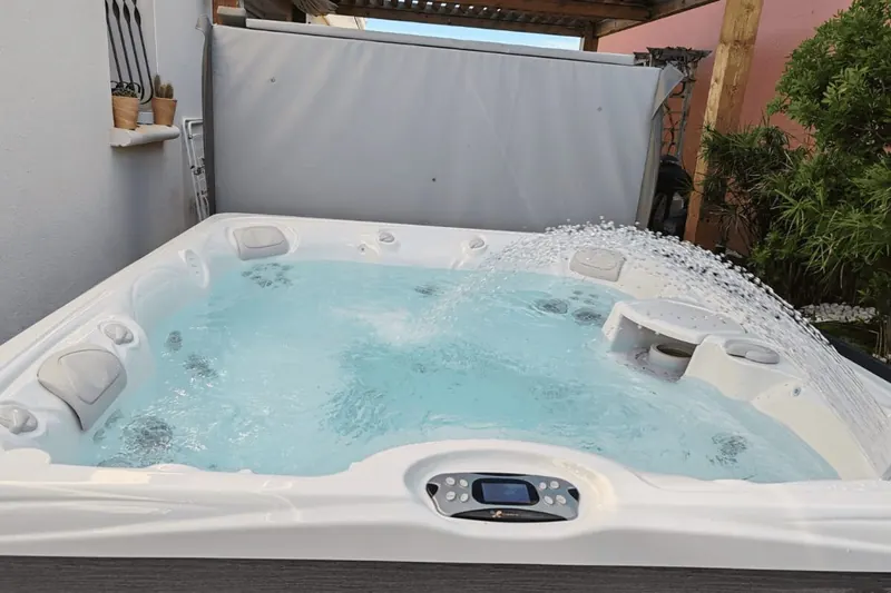 Cuve du spa Caldera Martinique remplie, cascade et panneau de commande visibles