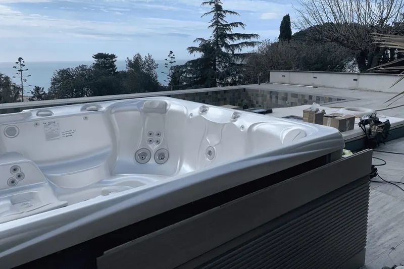 Spa Caldera posé contre le muret en mosaïque face à la mer, quartier Saint-Clair à Sète