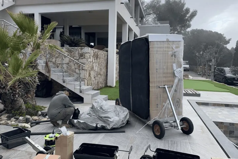 Spa debout sur son chariot sur la terrasse, en cours de déballage