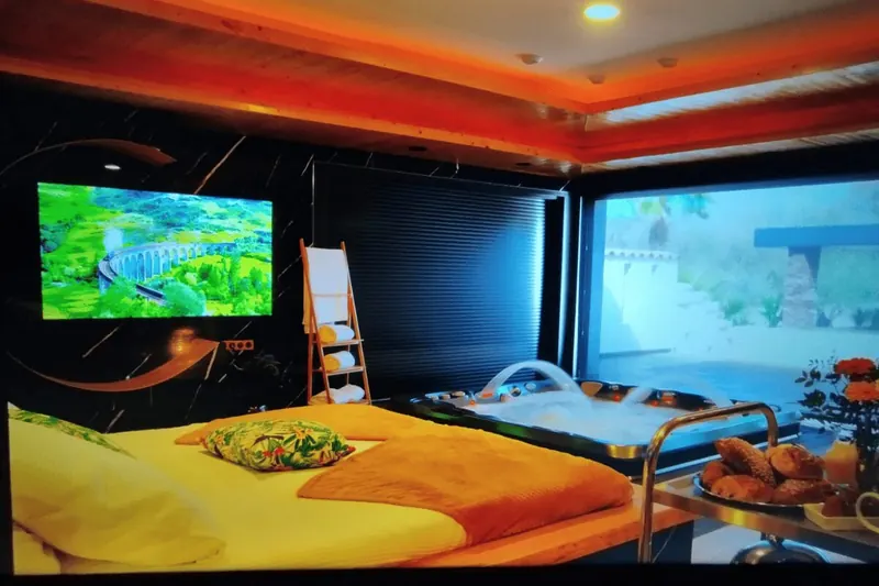 Spa Caldera Cantabria installé au pied du lit dans une chambre d'hôtes