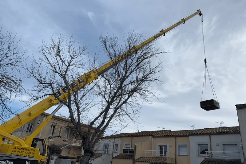 Spa levé par une grue au-dessus des toits à Saint-Jean-de-Védas