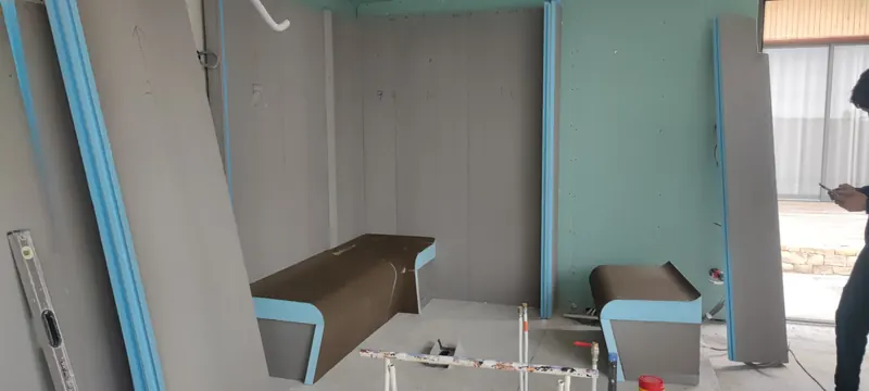 Disposition intérieure en deux espaces séparés, avec des bancs de repos de chaque côté