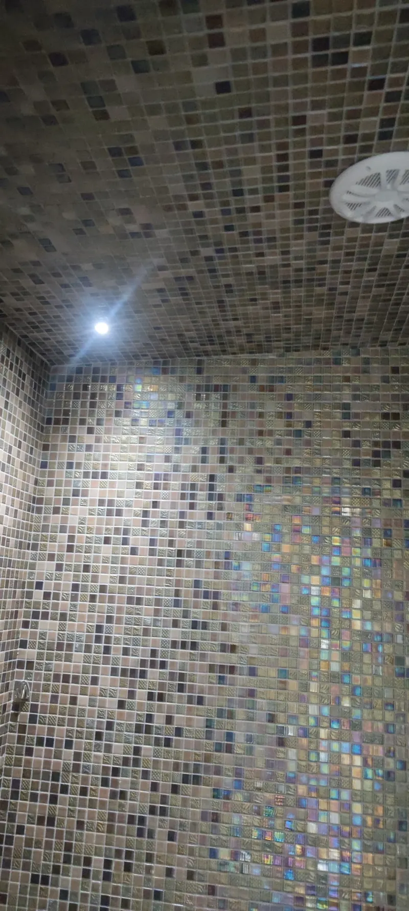 Détail des mosaïques colorées qui couvrent entièrement un mur et le plafond