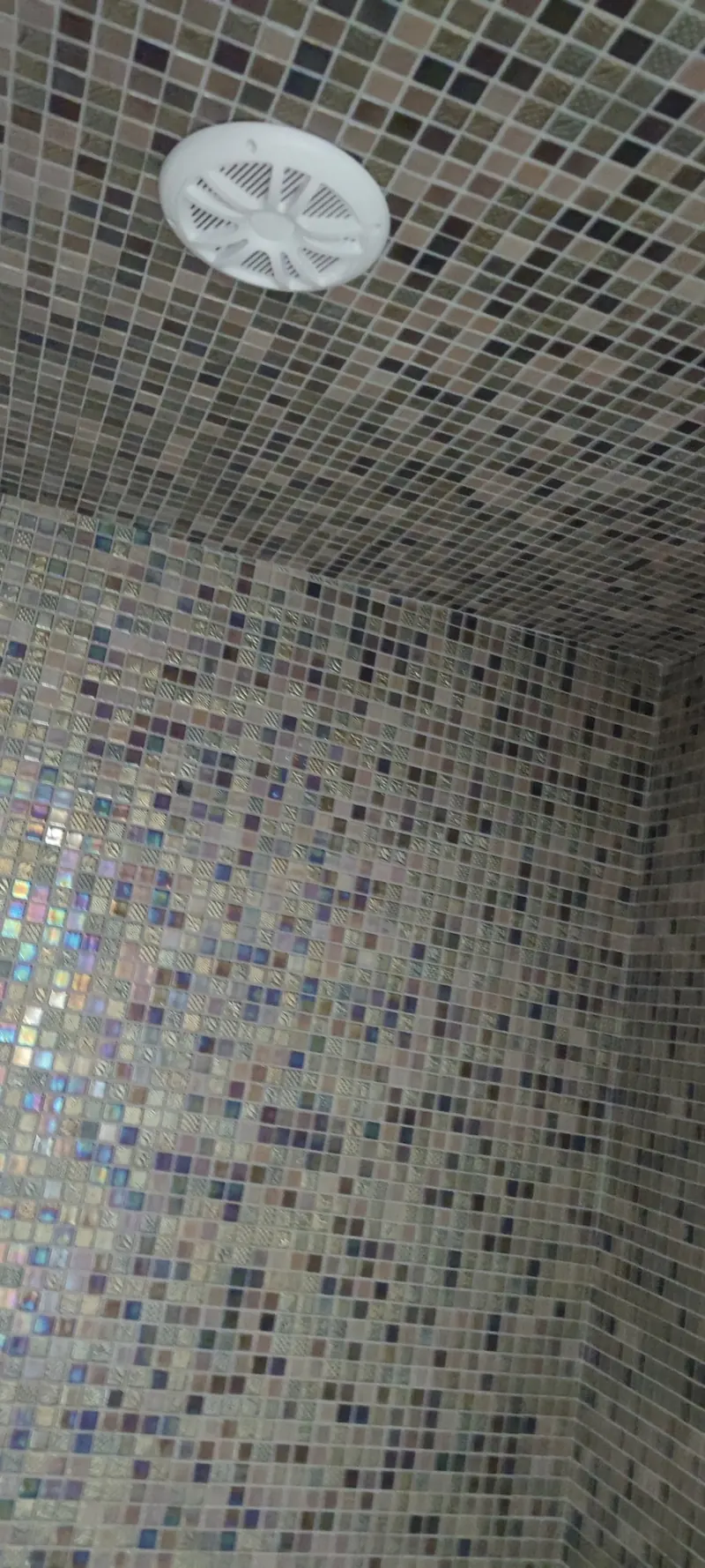 Plafond en mosaïque avec un diffuseur LED blanc et des carreaux colorés