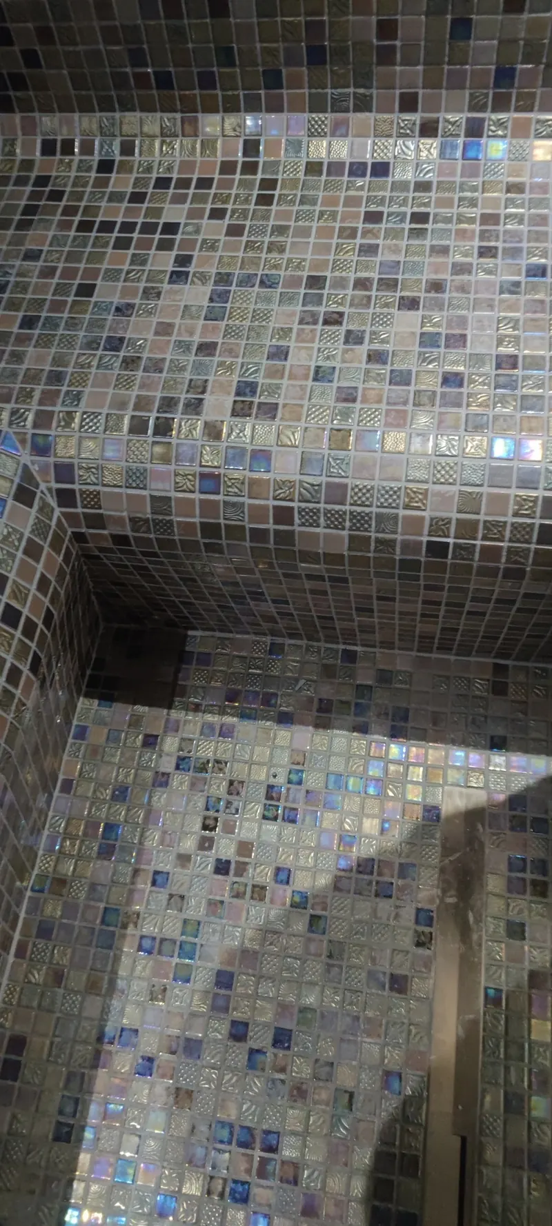 Vue en perspective de l'intérieur complet du hammam, aux mosaïques symétriques
