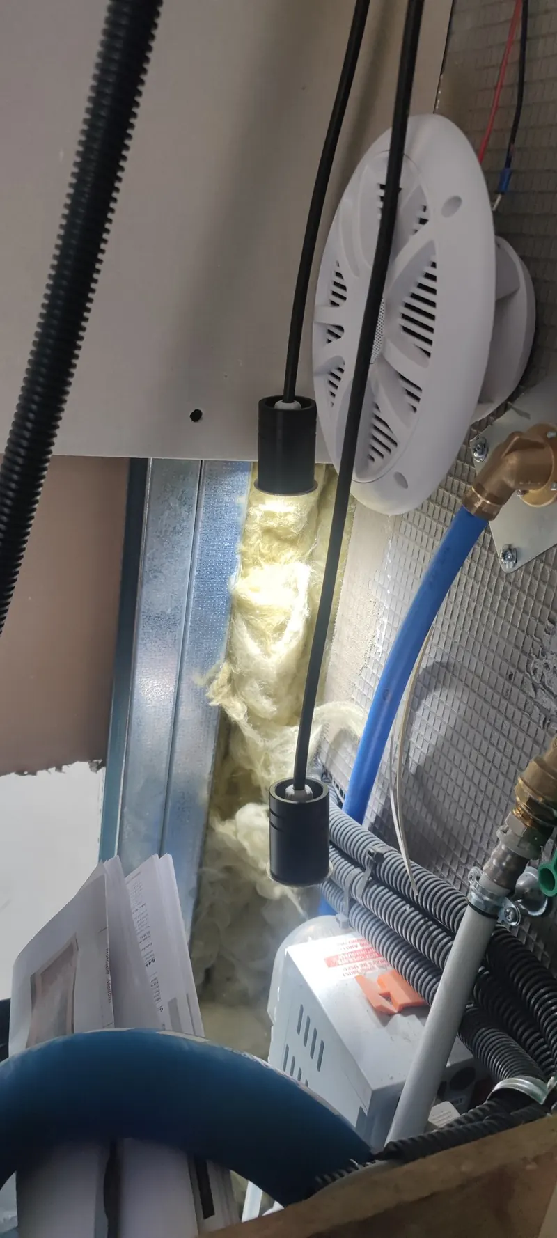 Hammam blanc crème avec panneau de contrôle et grilles d'aération, en intérieur