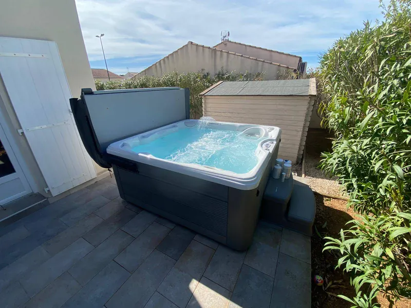 Spa Caldera Marino en eau sur une terrasse carrelée étroite, à Nîmes