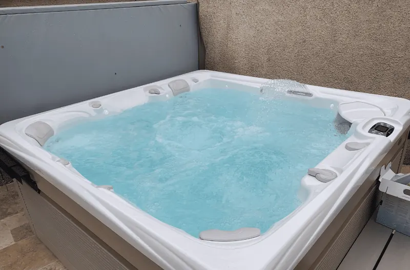 Cuve du spa Caldera Seychelles en eau, jets en marche, sur une terrasse de Caux