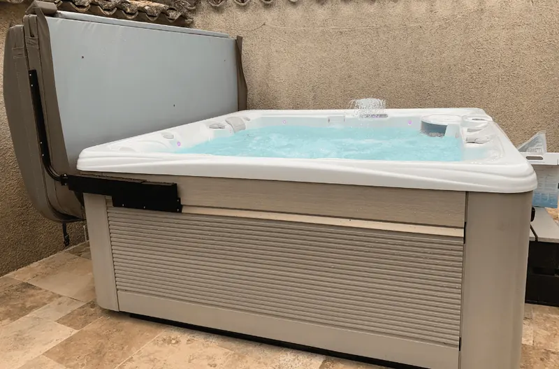 Spa Caldera Seychelles vu de côté, couvercle relevé sur son lève-couverture