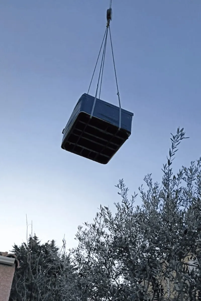 Spa Caldera Palatino suspendu à la grue dans le ciel, à Mèze