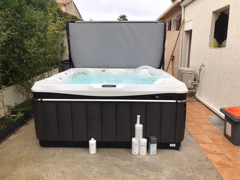 Spa Caldera Tahitian installé derrière une maison de Montpellier, entre le mur et la haie