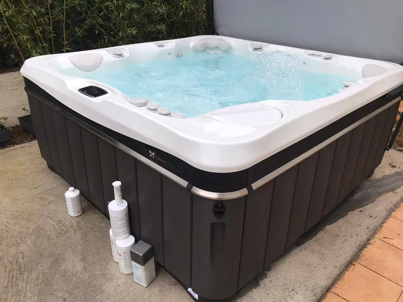 Spa Caldera Tahitian à cuve blanche et habillage marron, rempli, à Montpellier