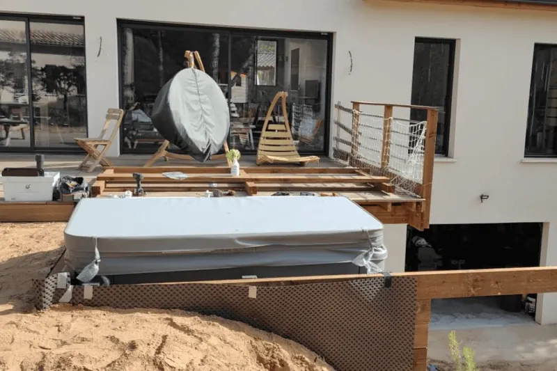 Spa Caldera Marino sous son couvercle, posé au pied de la terrasse en bois, à Mourèze