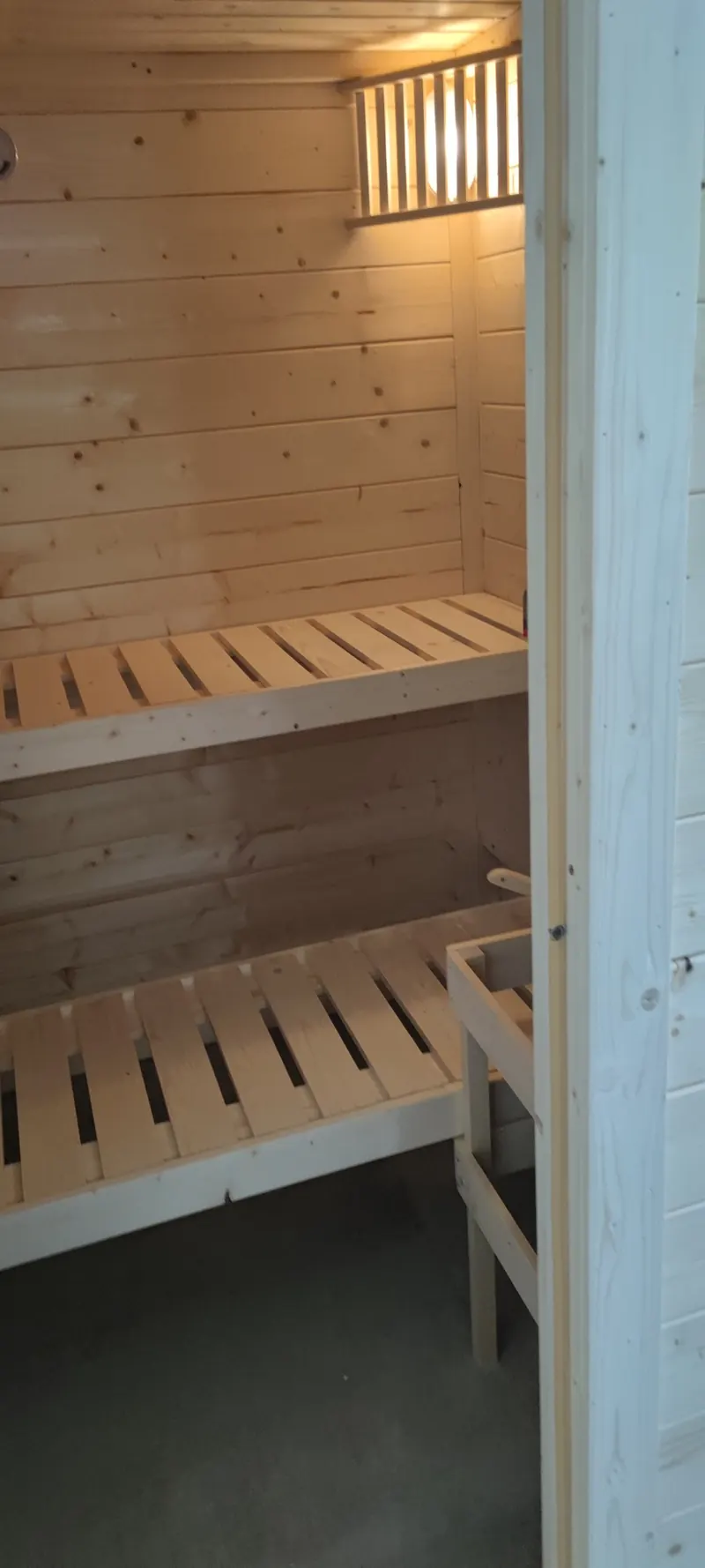 Intérieur sous un éclairage chaud, bancs en bois et ensemble de l'espace visibles