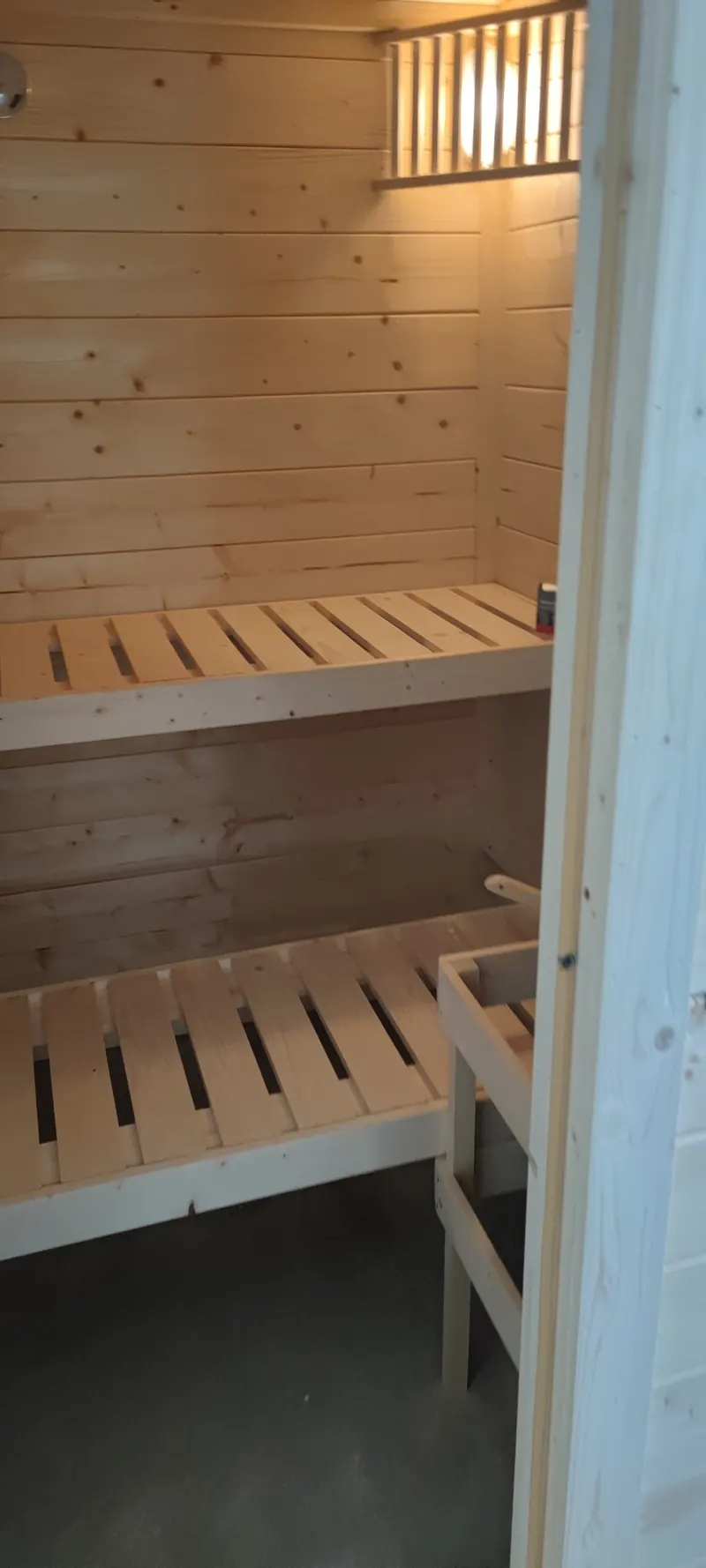 Intérieur vu sous un angle voisin, bancs en bois étagés sur plusieurs niveaux
