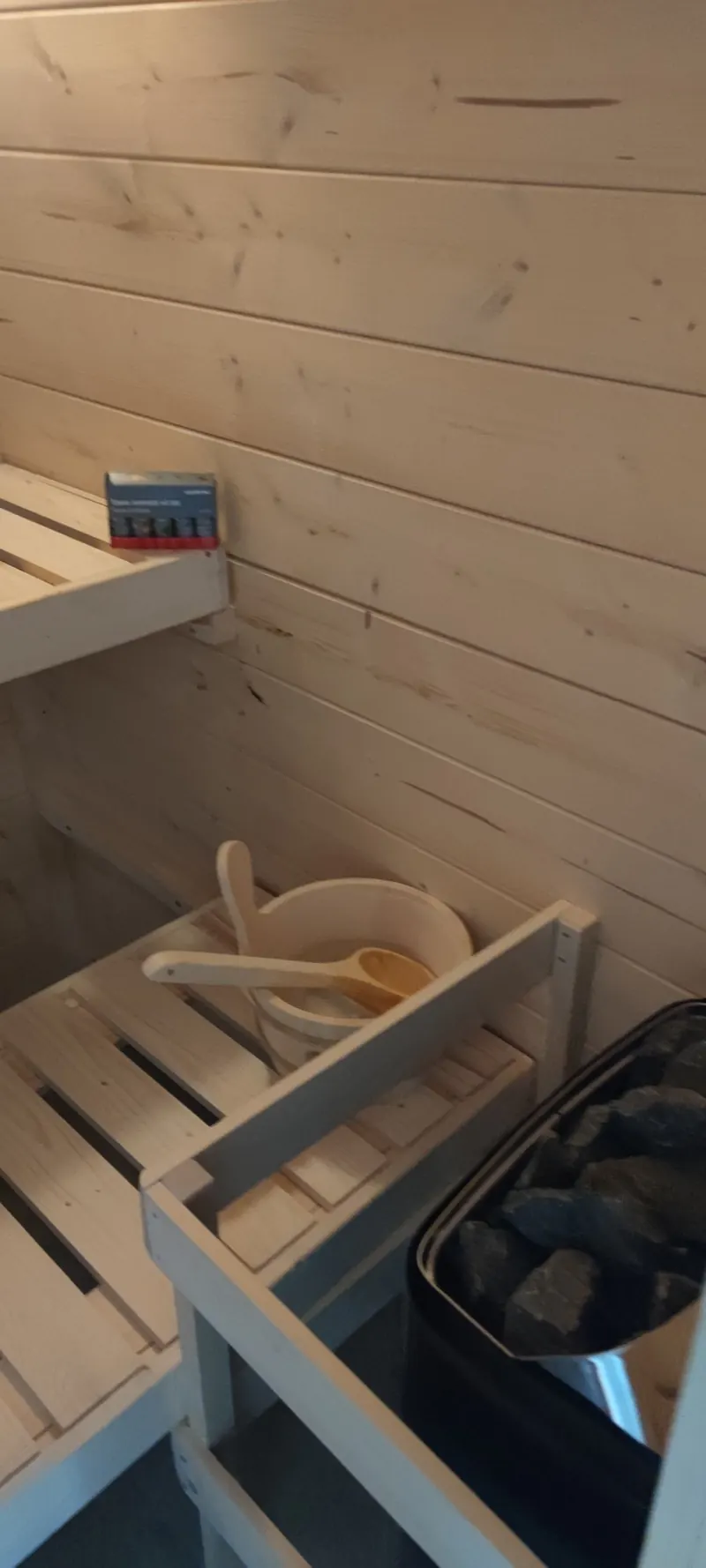 Détail du bas du sauna : seaux et rangements