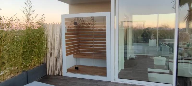Structure complète du sauna, cadre blanc et parois vitrées