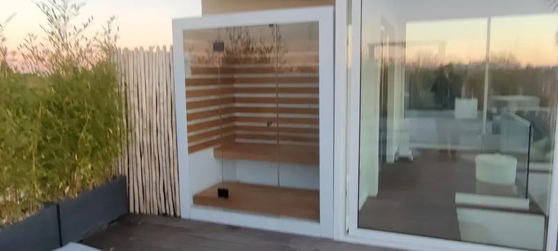 Sauna vu de côté, sur la terrasse carrelée
