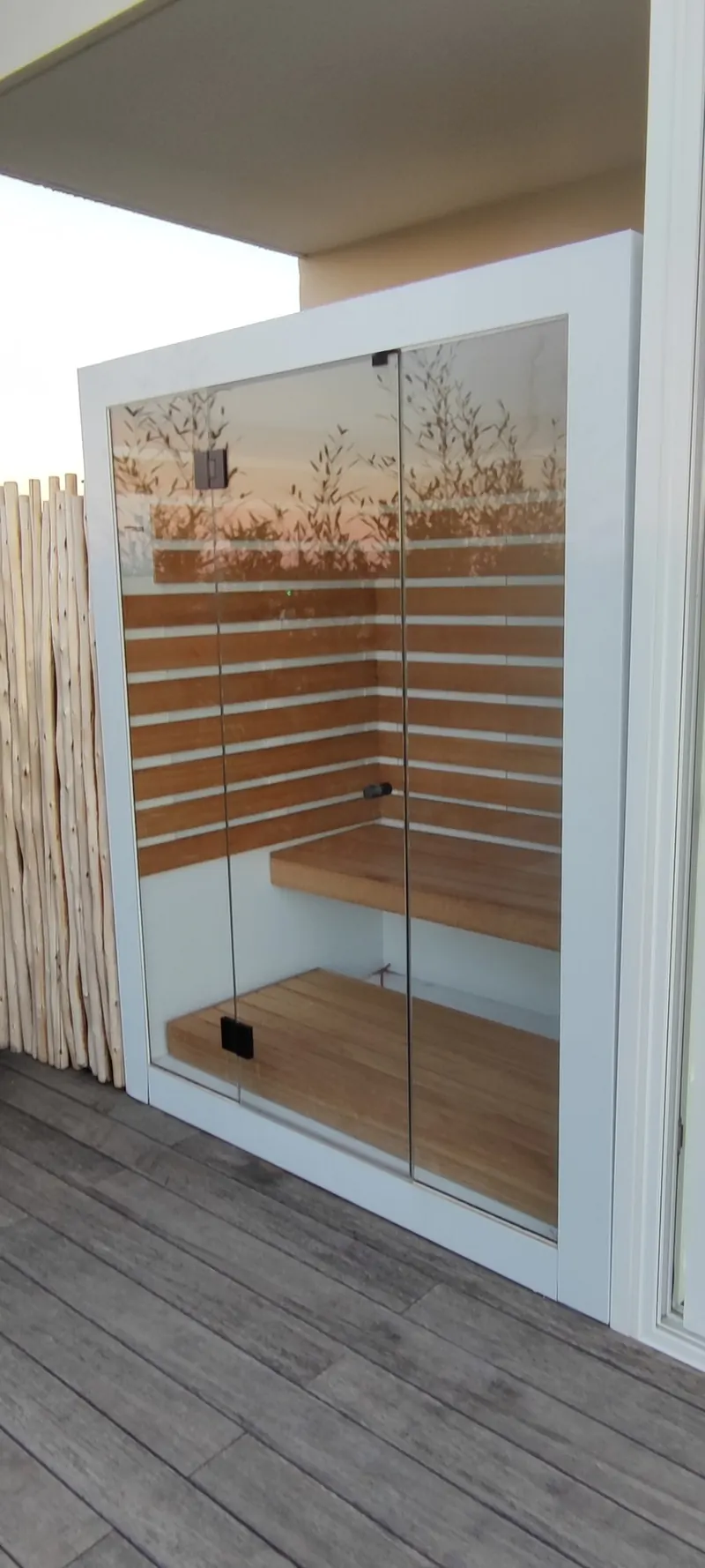 Vue rapprochée du sauna et de ses bancs en bois
