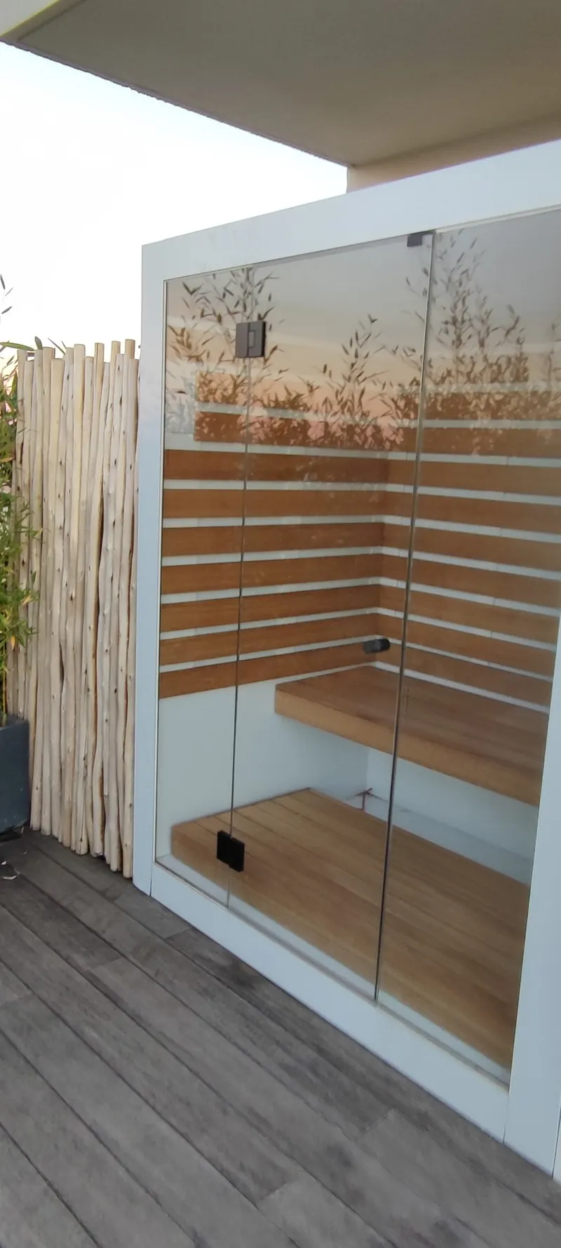 Vue latérale du sauna, détail de la structure