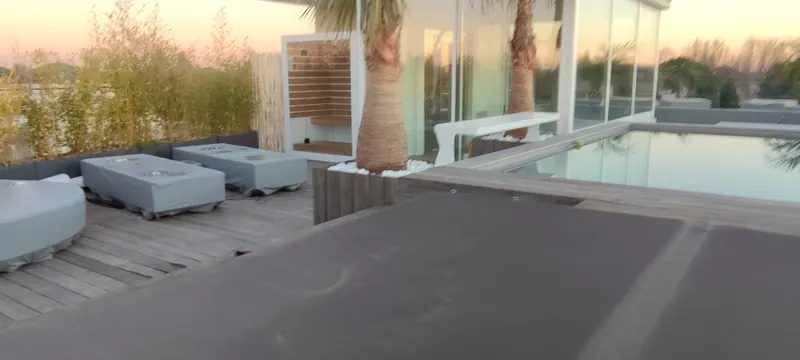 Terrasse avec sauna et spa, paysage verdoyant au fond