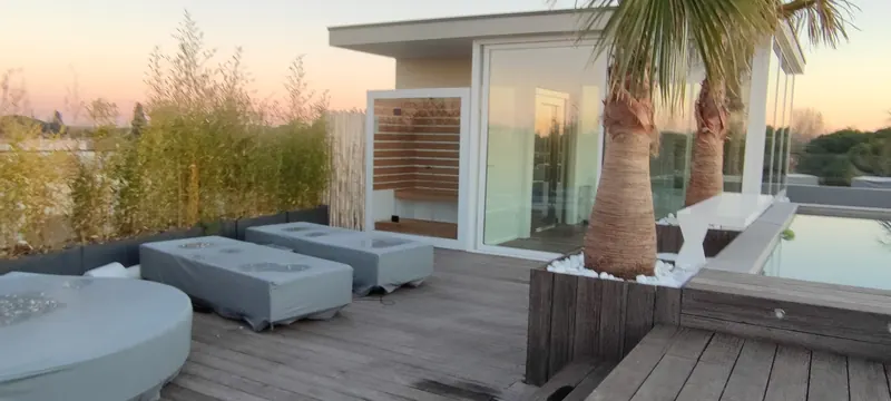Terrasse avec sauna et spa, sous un autre angle