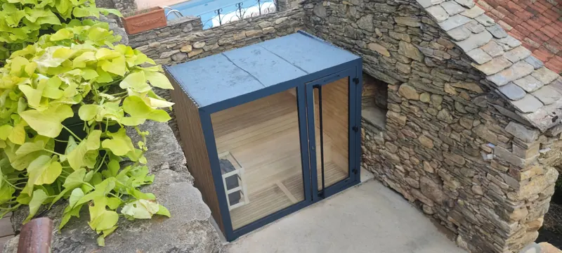 Sauna vu de trois quarts, avec un décor de montagne et une toiture en ardoise