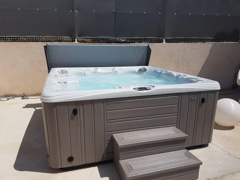 Spa Caldera Salina en marche, vu de trois quarts sur une terrasse bétonnée, couverture relevée