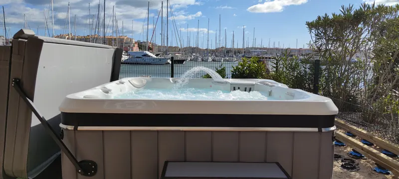 Spa blanc rempli d'eau en extérieur, installation terminée