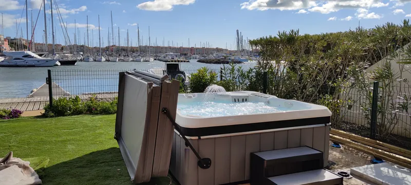 Spa blanc en eau, détail de la structure et des équipements