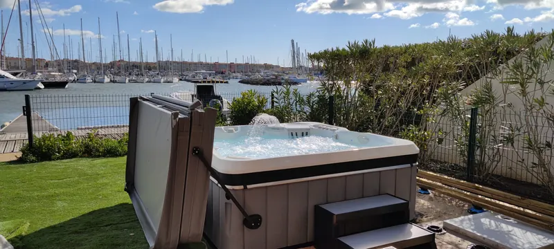 Spa blanc en eau, vue sur les jardins et les alentours côtiers