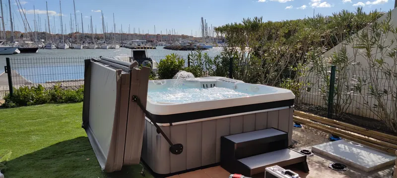 Spa blanc en eau, vue latérale de la structure