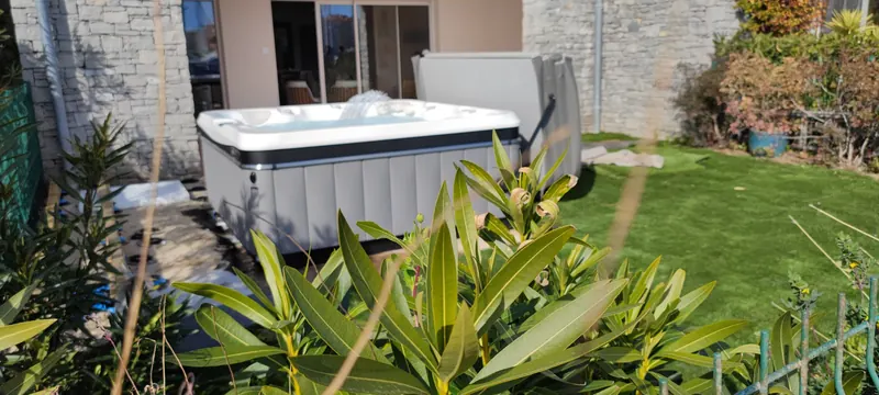 Spa blanc en eau, structure de couverture et alentours