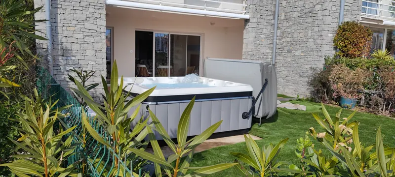 Spa blanc en eau, équipements en place et cadre littoral