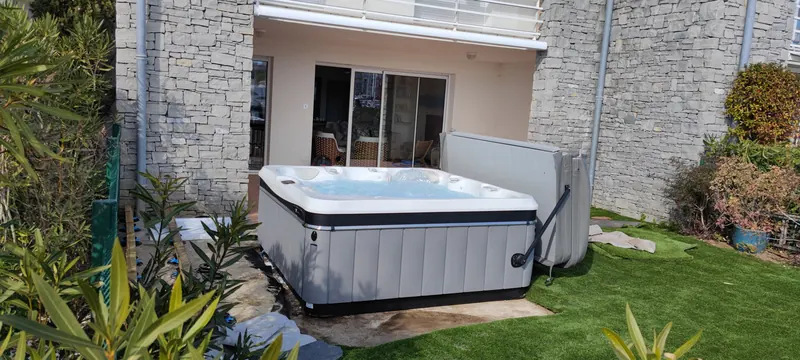 Spa blanc en place, intégré au paysage côtier