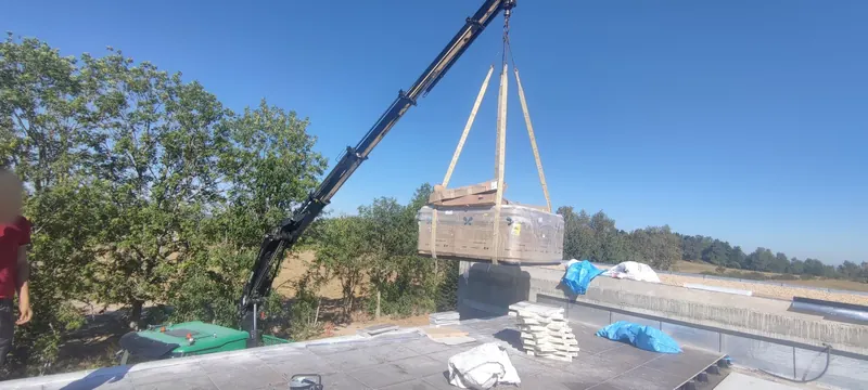 Spa posé sur la terrasse paysagée, dans un environnement boisé de montagne