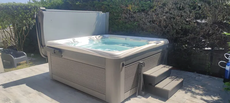 Détail des équipements et des connexions du spa