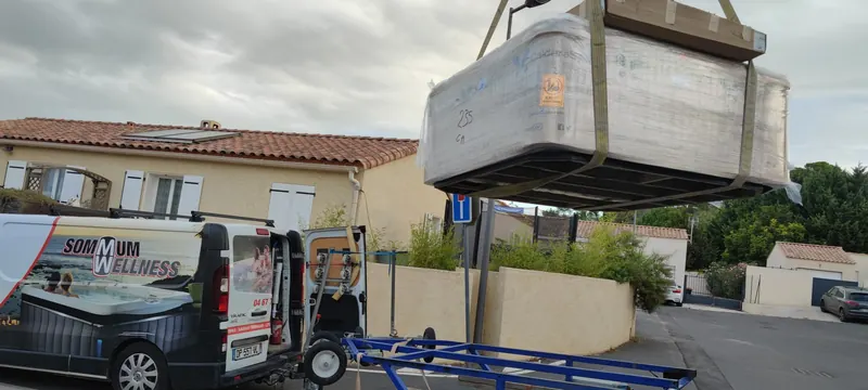 Vue d'ensemble du spa pendant son installation