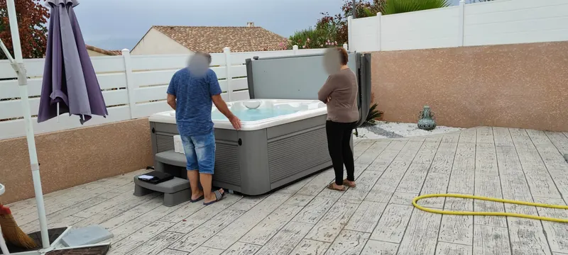 Spa installé dans le jardin