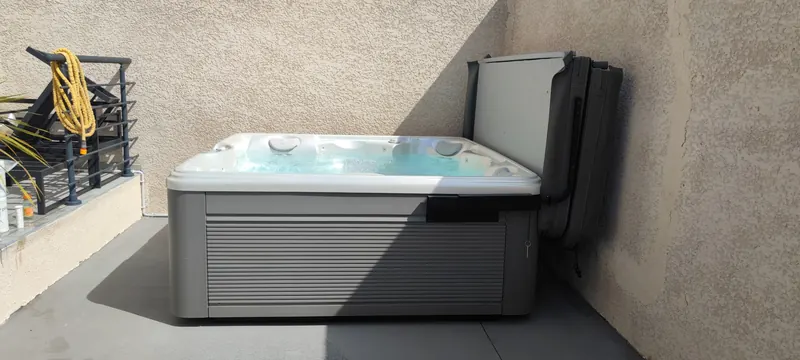 Spa encastré dans le toit-terrasse une fois en place, bord en béton visible
